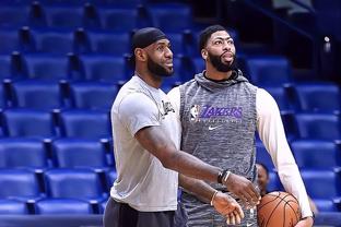 弗罗因德：球队展现了能量和韧性，我非常欣赏这样的胜利（弗罗因德：球队的能量与韧性尽显，这样的胜利让我非常满意）